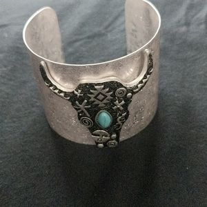 Round Hammered Cuff - Turquoise

Bracelet